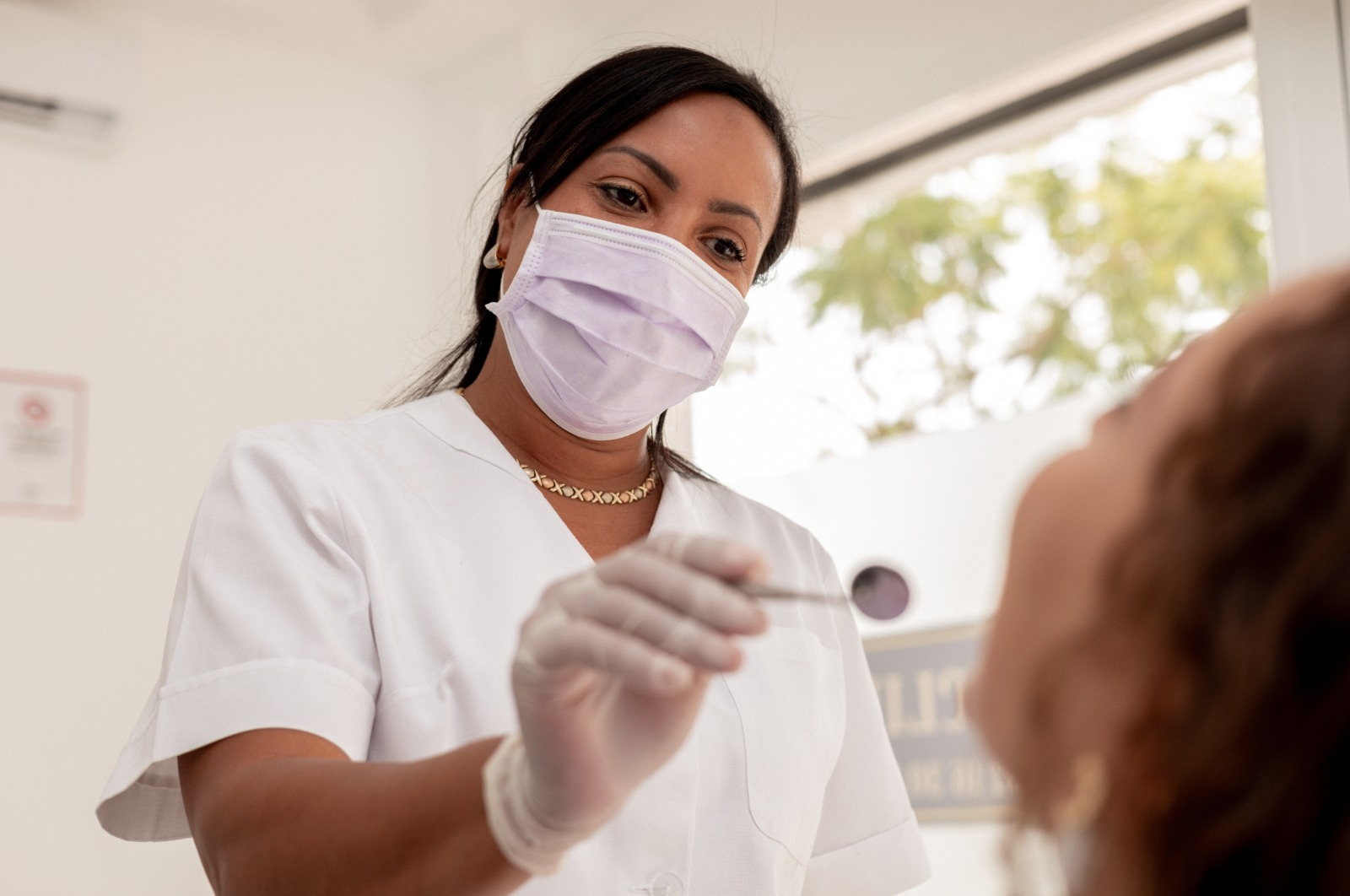 Dentista de Clínica Smile durante una revisión