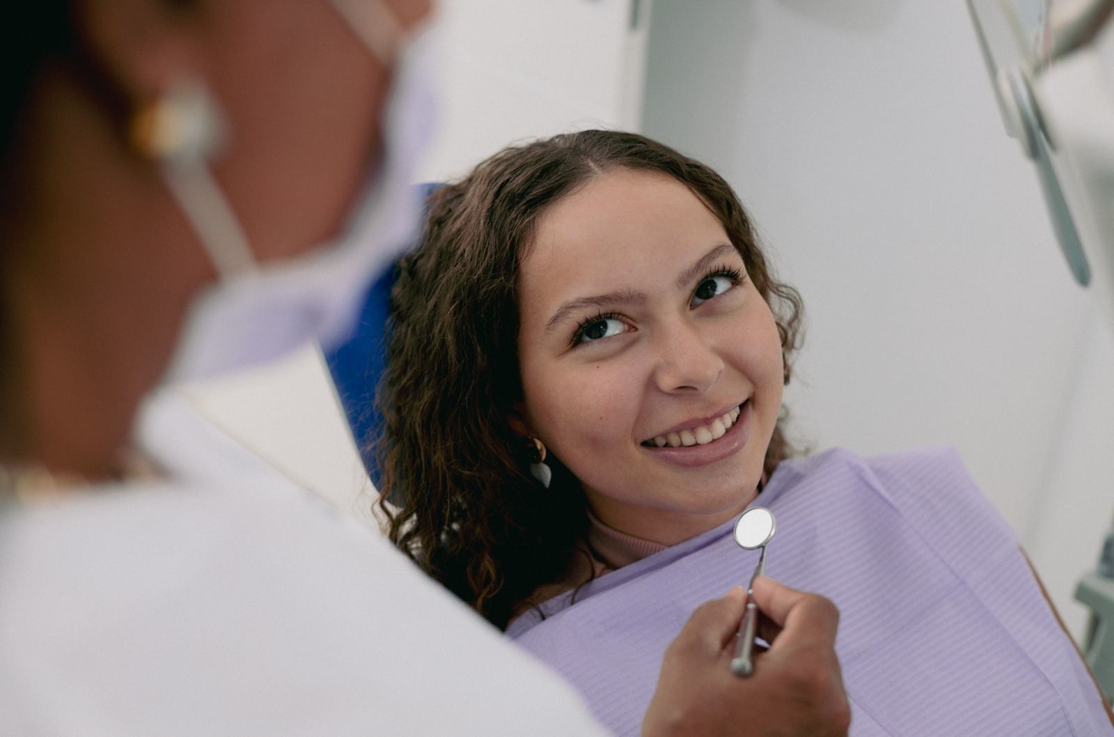 Paciente sonriendo durante una consulta